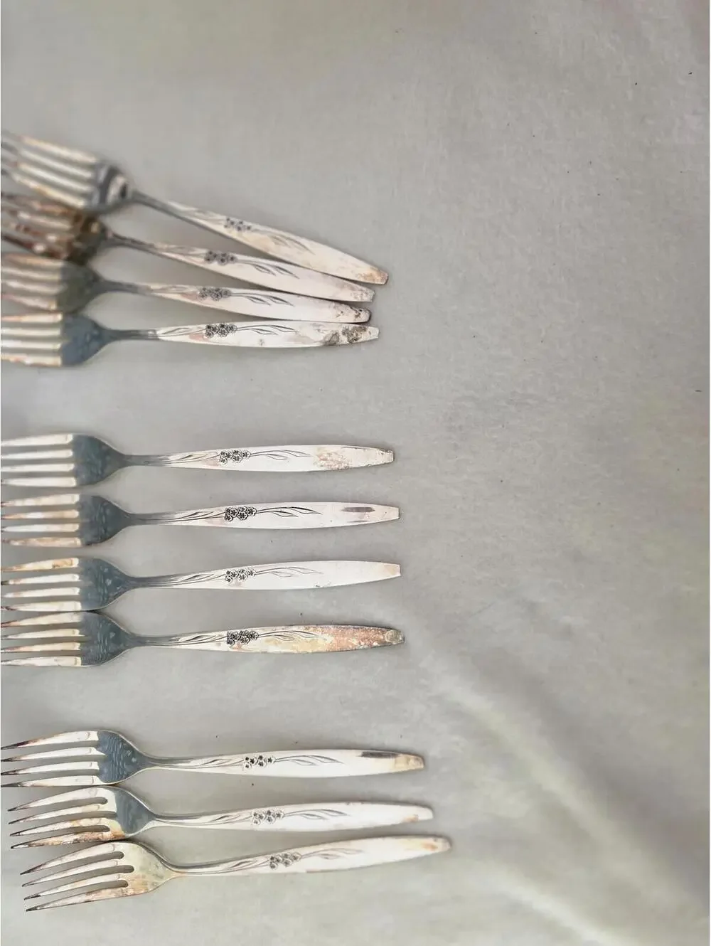Oneida Gentle Rose Silverplate Salad Forks Set of 4 6 3/8